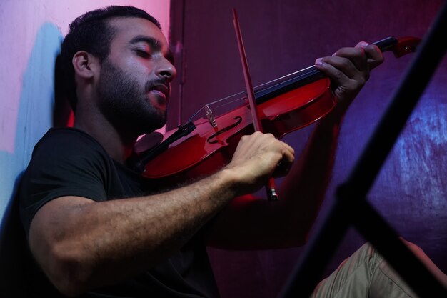 Violino, homens, só homens, fundo preto, músico clássico