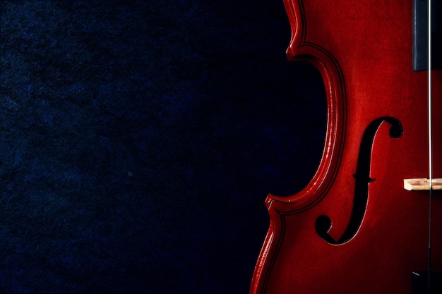 Violino na textura de fundo escuro