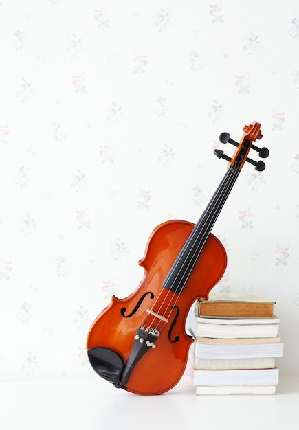 violino no velho livro na sala de estar em casa