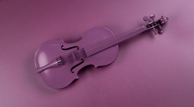 Violino roxo sobre fundo vermelho