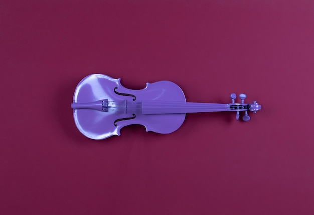 violino roxo sobre fundo vermelho