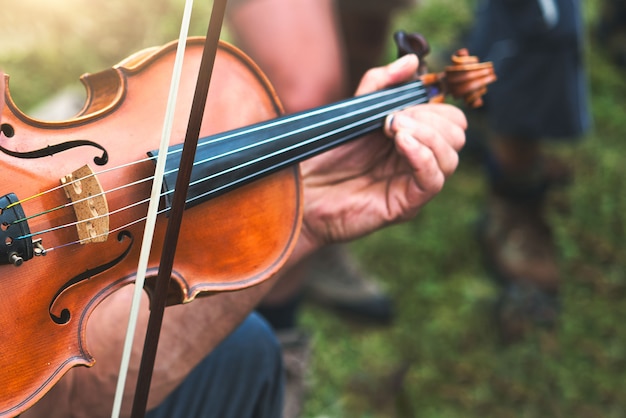 Violino tocado ao ar livre em uma festa popular no campo