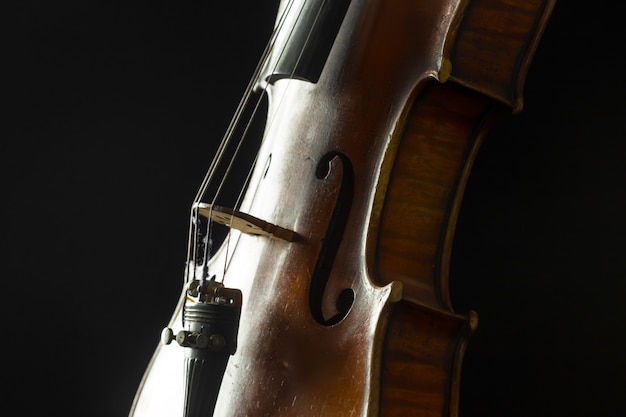 Violino velho em um fundo preto
