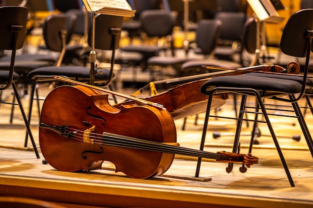 Violoncelo no palco da Filarmônica durante um concerto