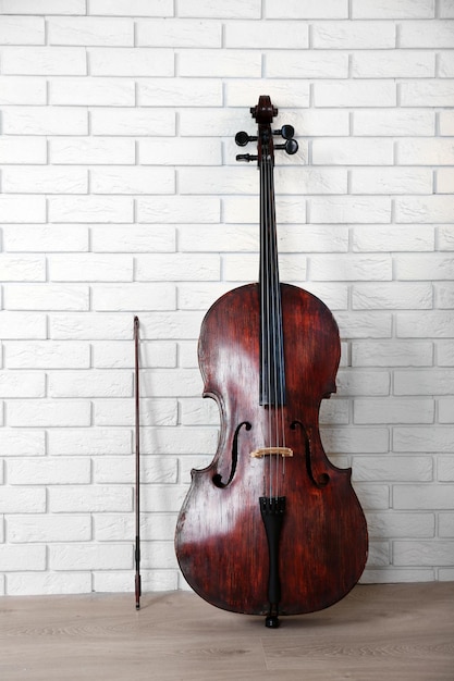 Violonchelo sobre fondo de pared de ladrillos