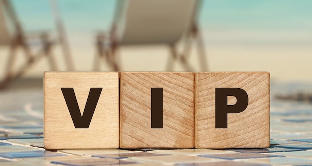 VIP sehr wichtiger Personentext auf Holzwürfeln am Meeresstrand Geschäftskonzept