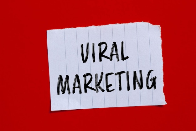 Virale Marketing-Wörter, die auf zerrissenes Papier mit rotem Hintergrund geschrieben sind Konzeptuelles Viral-Marketing-Symbol Kopierraum