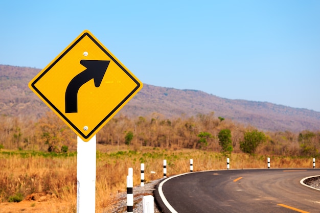 Vire à direita, sinal de trânsito na estrada