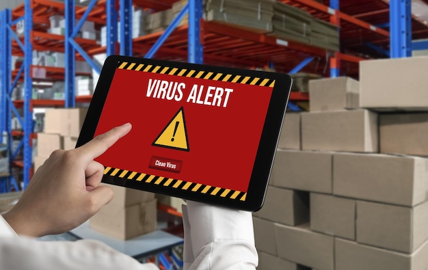 Virenwarnung auf dem Computerbildschirm erkannte modische Cyberbedrohung, Hacker-Computerviren und Malware