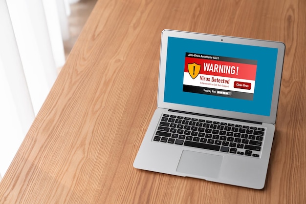 Virenwarnung auf dem Computerbildschirm hat eine modische Cyberbedrohung erkannt