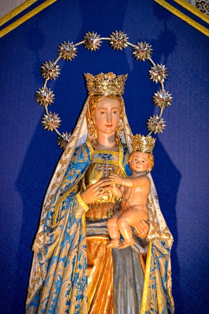 Foto virgen maría statur en la catedral de monreale en palermo sicilia