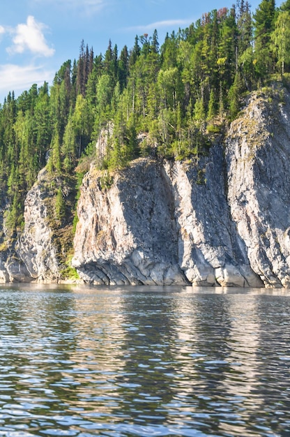 Virgin Komi florestas falésias cênicas no rio taiga Shchugor