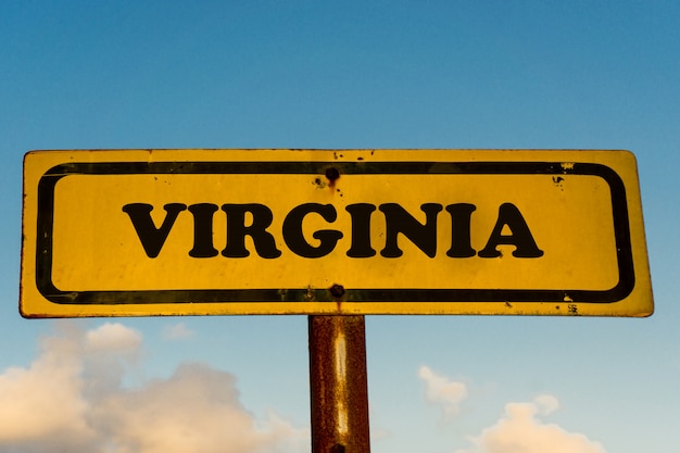 Foto virginia state street na velha placa amarela com céu azul