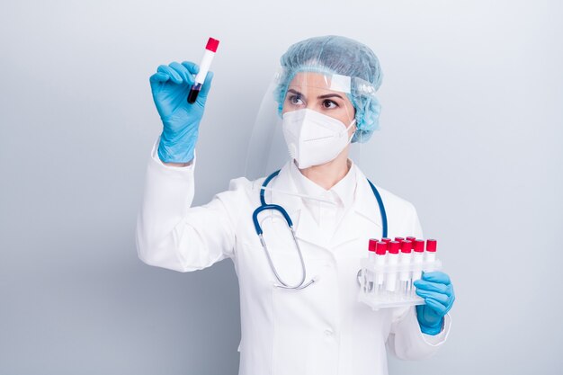 Virologe Arzt tragen medizinische Maske halten Analyseprobe Reagenzglas