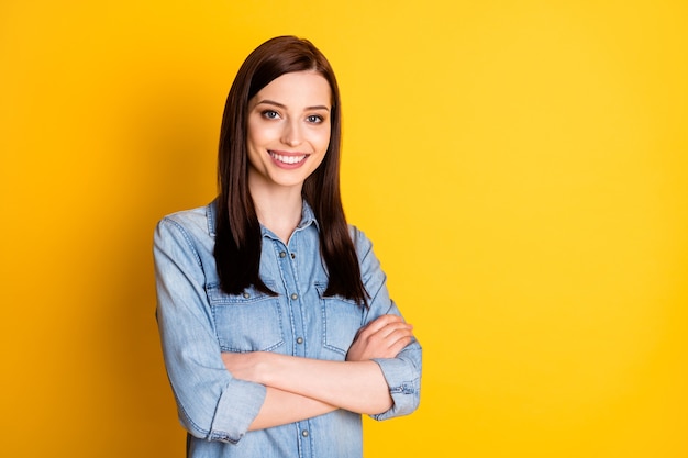 virou a foto de uma garota bonita e satisfeita cruzando as mãos