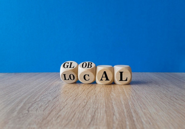 Virou cubos de madeira e mudou a palavra local para global Linda mesa de madeira com fundo azul