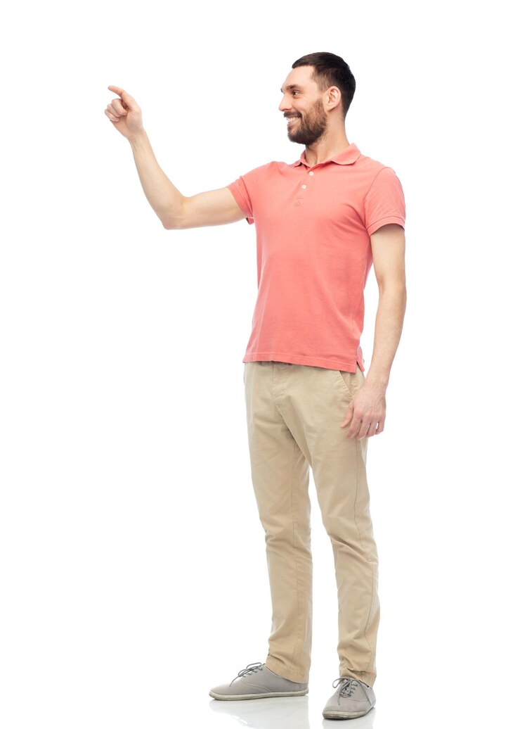 Foto virtual, realidade aumentada e conceito de pessoas - homem feliz em camiseta polo tocando algo imaginário sobre fundo branco