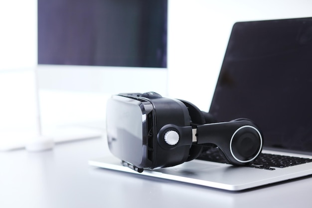 Virtual-Reality-Brille auf dem Schreibtisch mit Laptop-Business-3D-Technologie