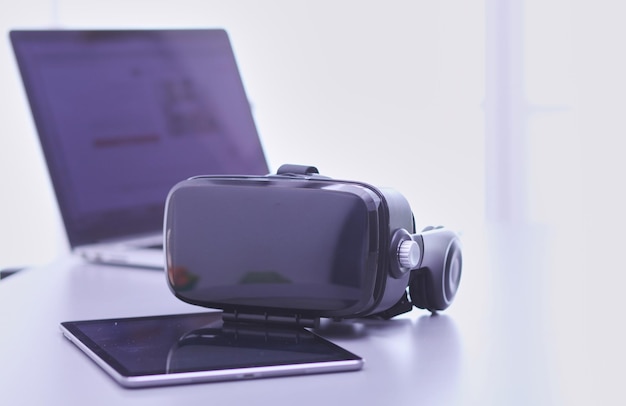 Virtual-Reality-Brille auf dem Schreibtisch mit Laptop-Business-3D-Technologie