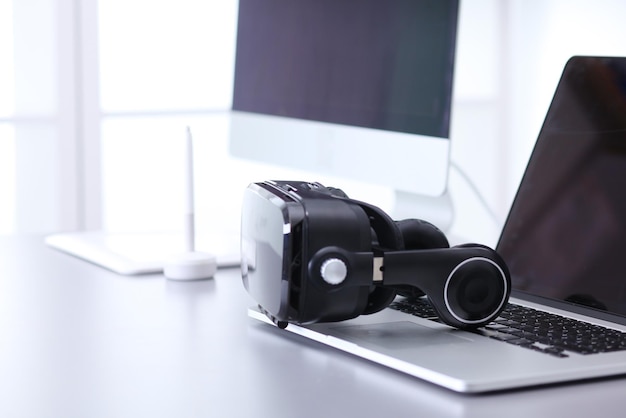 Virtual-Reality-Brille auf dem Schreibtisch mit Laptop-Business-3D-Technologie
