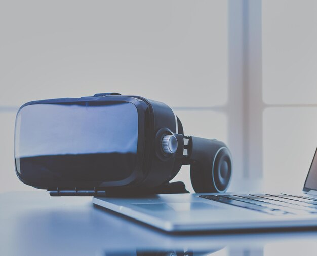 Virtual-Reality-Brille auf dem Schreibtisch mit Laptop-Business-3D-Technologie