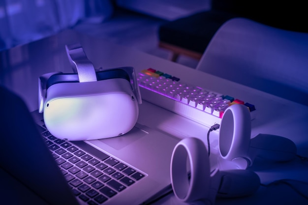 Virtual-Reality-Geräte auf dem Schreibtisch, Laptop, 3D-Viewer, Air-Joystick und Multimedia-Tastatur