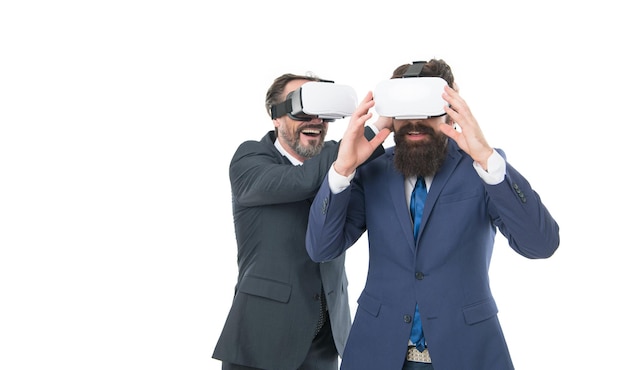 Virtuelle Arbeit Digitale Zukunft und Innovation Moderne Technologie im agilen Geschäft Reife Männer mit Bart im formellen Anzug Virtual Reality Partnerschaft und Teamarbeit Geschäftsleute tragen drahtlose VR-Brillen