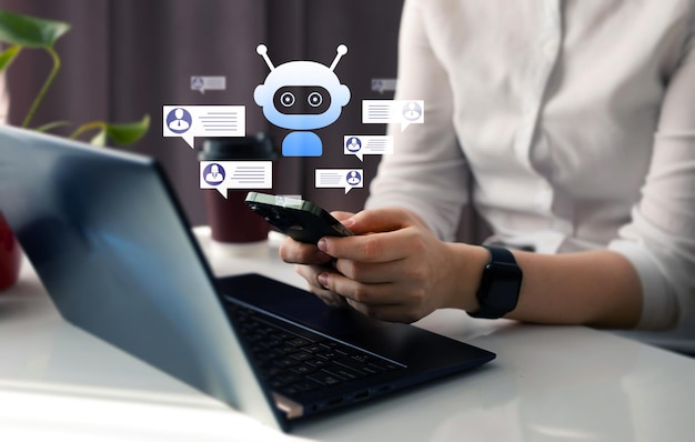 Virtuelle Assistenten und CRM-Software-AutomatisierungstechnologieKunde, die den Online-Dienst mit einem Chat-Bot nutzt