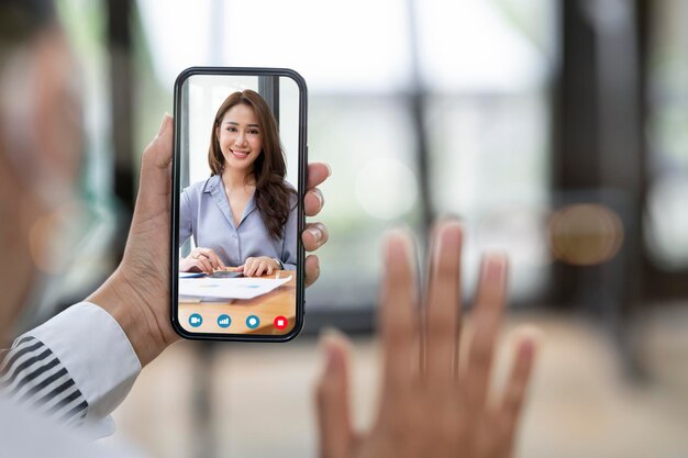 Virtuelle Gespräche mit Freunden. Junge Frau mit Smartphone für Video-Chat-Konferenz.