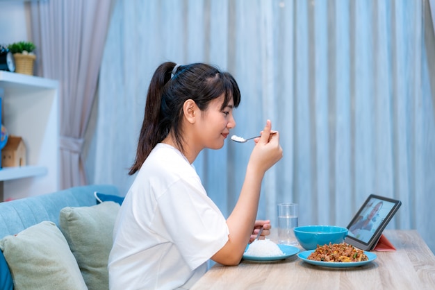 Virtuelle Happy Hour der asiatischen Frau, die Abendessen und Essen zusammen online zusammen trifft