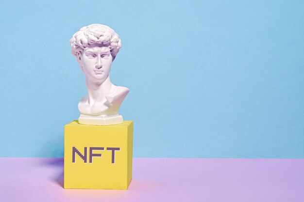 Virtuelle Kunst der NFT-Technologie im Internet Transaktionen Blockchain und Token und Kopf von Roman David in Marmor