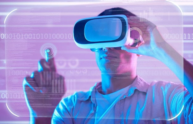 Virtuelle Realität mit futuristischen Daten und Mann in Metaverse, der eine Cyberwelt erkundet Neontechnologie der digitalen Transformation und männlicher ux-Knopf für den Handel mit Aktienmärkten oder vr-Binärdateien oder Software