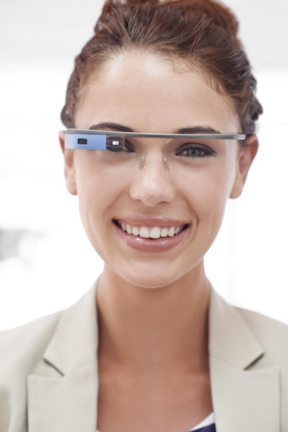 Foto virtuelle realität porträt und geschäftsfrau mit intelligenter brille für internetverbindung im büro zukunftstechnologie arbeitsplatz und glückliches mädchen mit designer vr brille vision und online-kommunikation