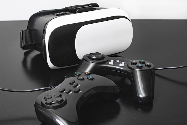 Foto virtuelle schwarz-weiß-brille und zwei spielende joysticks
