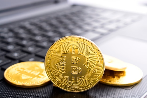 Virtuelle Währung Münzen des Bitcoin-Konzepts auf Laptop-Blockchain