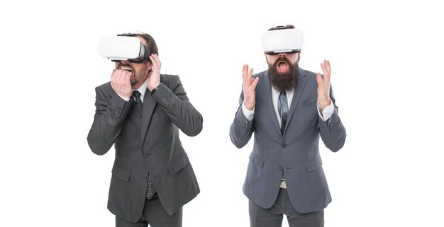 Foto virtuelles geschäft online-geschäftskonzept männer bärtige formalanzüge digitale technologien geschäftsinnovation vr präsentation männer vr brille moderne technologie weißer hintergrund team von innovatoren