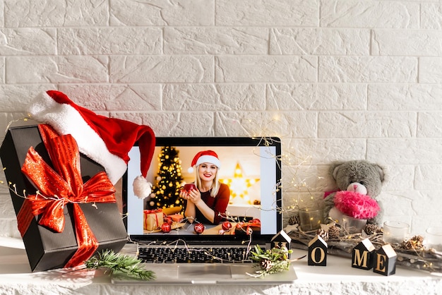 Virtuelles Weihnachtstreffen Team-Telearbeit. Familien-Videoanruf-Remote-Konferenz Ansicht des Computer-Webcam-Bildschirms. Diverse Portrait-Headshots treffen auf das Arbeiten im Homeoffice. Happy-Hour-Party online.