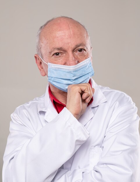 Vírus corona, covid-19, conceito de saúde. Retrato de médico usando máscara protetora dentro de casa