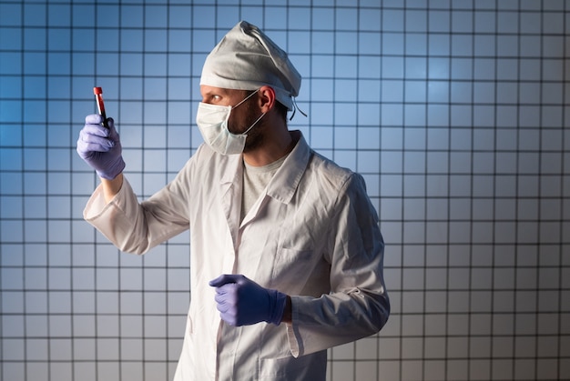Vírus Coronavirus 2019nCoV, a mão do médico segurando uma amostra de sangue e fazendo anotações escrevendo os dados dos pacientes na prescrição, tubo de ensaio em laboratório