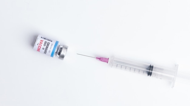 Virusimpfstoffentwicklung eines Coronavirus COVID-19, Impfstoffflasche im Konzept der Versicherung und Bekämpfung des Coronavirus 2019 ncov Heilung, medizinische Forschung im Labor, um die Ausbreitung des Virus zu stoppen