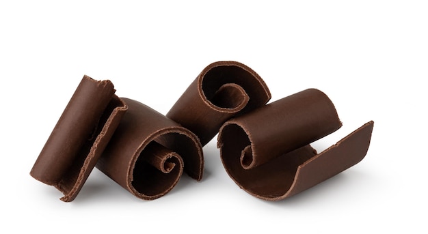 Las virutas de chocolate aisladas sobre un fondo blanco