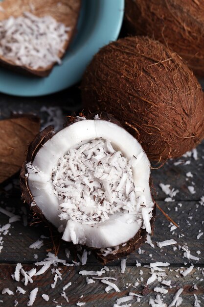 Virutas de coco en coco sobre fondo de madera