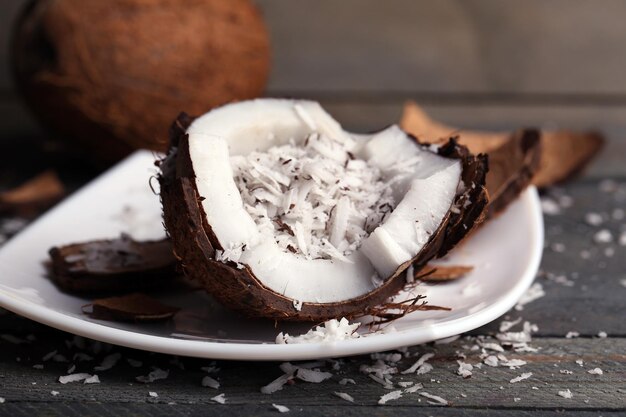 Virutas de coco en coco sobre fondo de madera