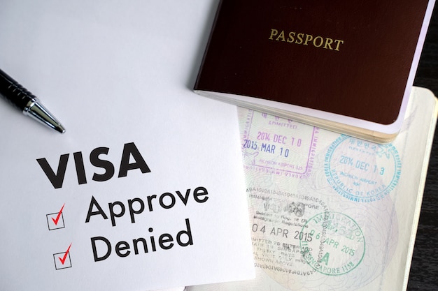 Visa y pasaporte aprobados para ser sellados en la vista superior de un documento en Visa de inmigración aprobar