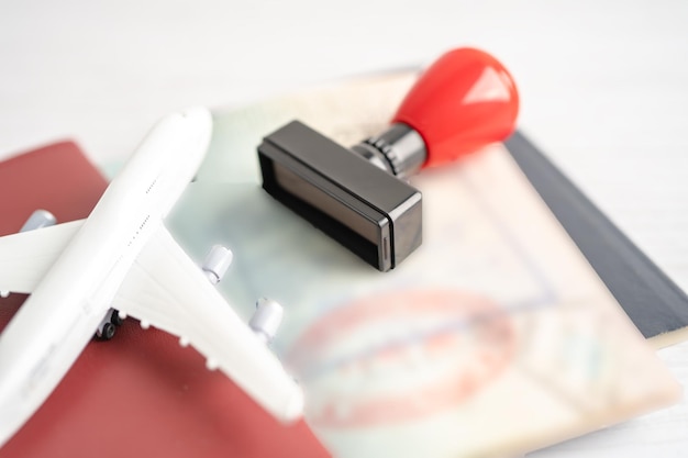 Foto visa de sello aprobada y documento de pasaporte para inmigración en el aeropuerto del país