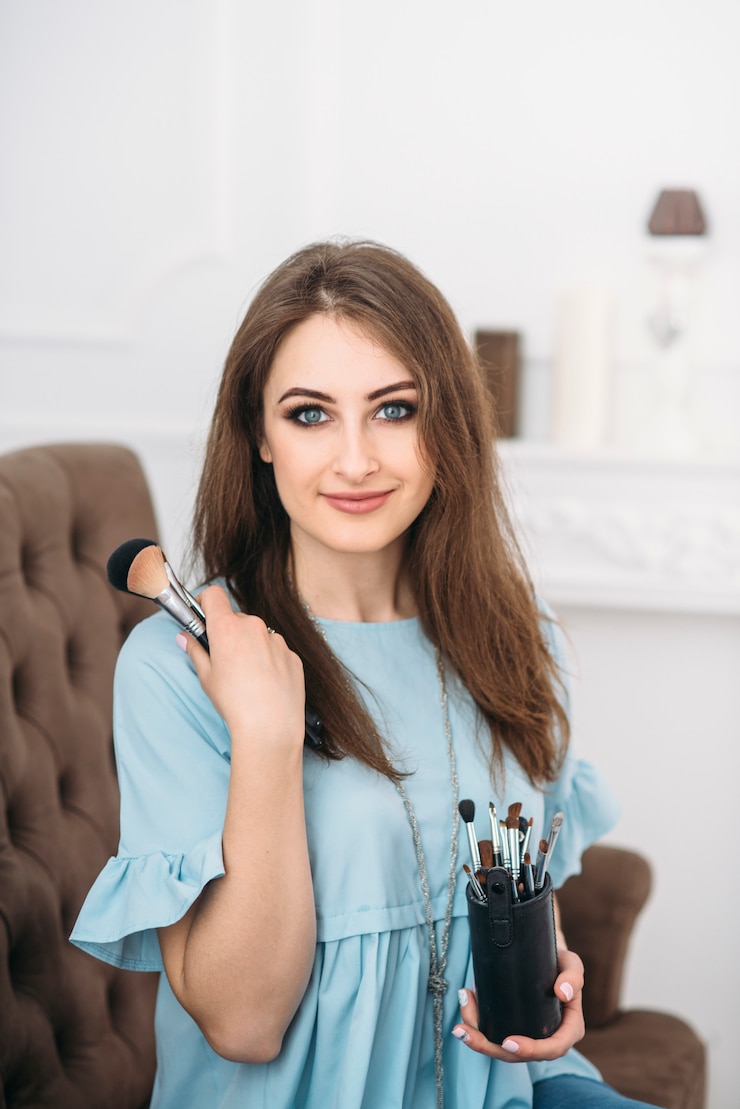 Foto visagiste elegante jovem bonita