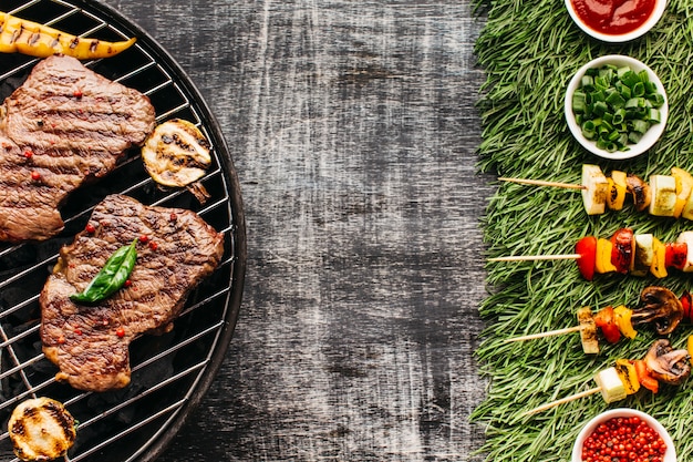 Foto visão aérea, de, gostoso, bife grelhado, e, carne, skewer, com, ingrediente