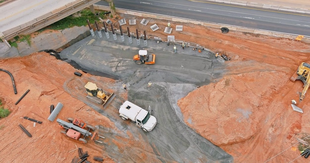 Visão aérea de obras em construção em rodovias de uma ponte sobre uma estrada de intercâmbio 85