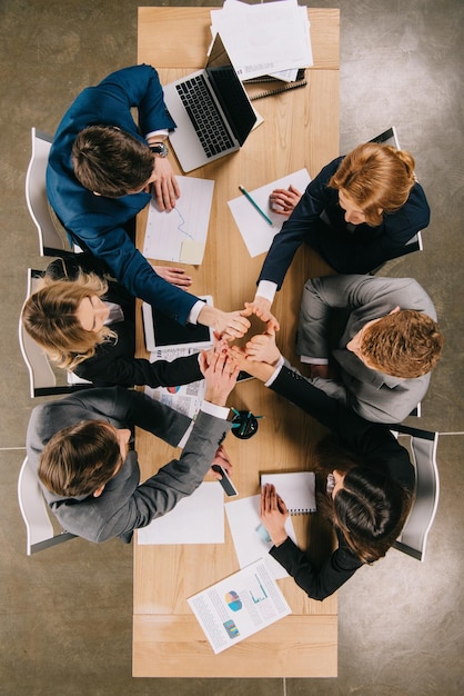 Visão aérea de parceiros de negócios na mesa do escritório, colaboração em equipe de empresários