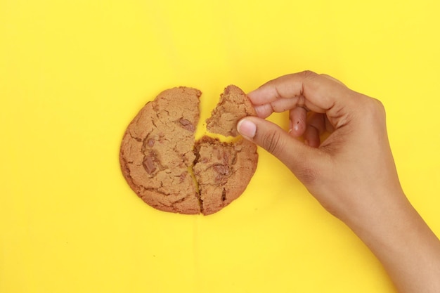 Visão aérea de quebrar biscoitos doces em fundo amarelo